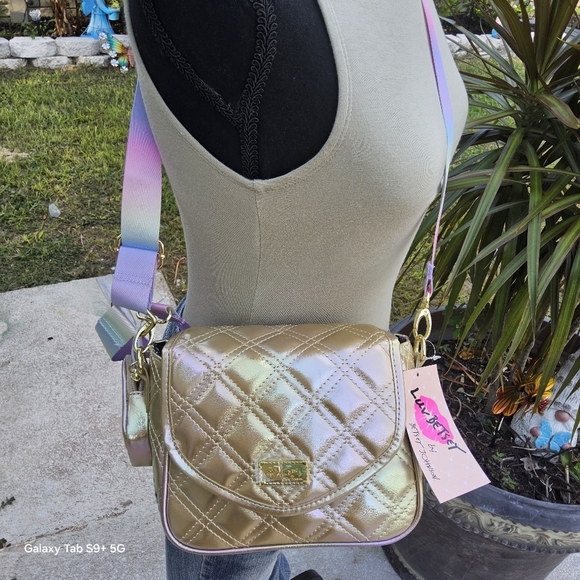 BESTEY JOHNSON GOLD PASTEL QUILTED LUV BETSEY CROSSBODY w/MATCHING POUCH - Picture 4 of 7